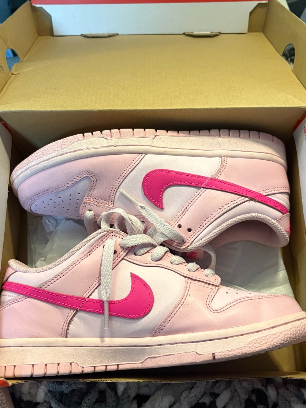 Nike 5Y Low-Top Sneakers in Light Pink with Hot Pink Swoosh with box